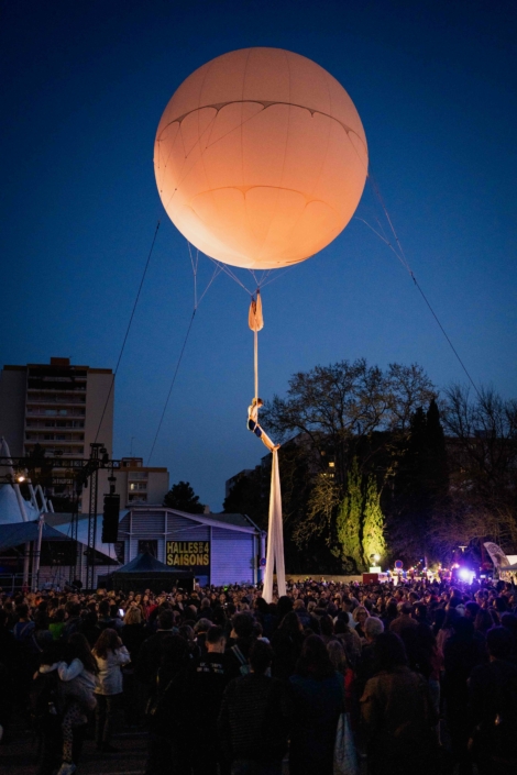 Acrobate sur un ballon - ZAT Montpellier